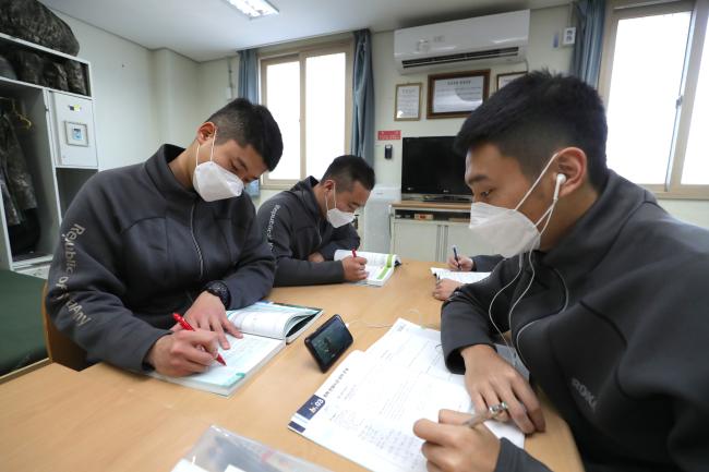 국방부는 ‘병 내일준비지원사업’ ‘병 자기 개발 지원 금액 확대’ 등 다양한 정책들을 바탕으로 장병들이 전역 후 미래를 준비할 수 있는 여건 마련에 힘을 쏟을 예정이다. 사진은 육군2기갑여단 불사조대대 장병들이 자기 개발에 열중하는 모습.  조종원 기자