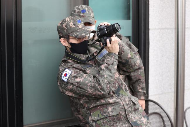 야외 실습 중인 사진동아리 병사. 자기계발로 시작한 활동은 전우들에게 신선한 자극을 주며 활기찬 병영 분위기를 만들고 있다.
