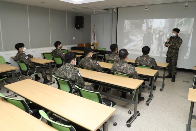 공군2방공유도탄여단 사진동아리 병사들이 촬영기법 이론학습을 하고 있다.
