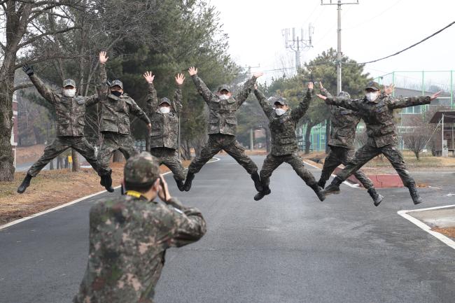 병사들이 촬영실습에서 힘차게 뛰어오르는 포즈를 하고 있다.