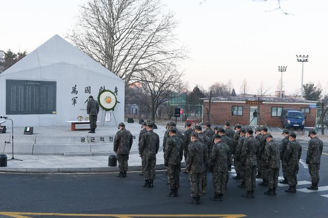 최성천(중장) 공군작전사령관과 지휘관·참모들이 3일 기지 내 위국조인상을 참배하며 선배 전우들의 희생·헌신을 되새기고 있다.  사진 제공=김진호 준위
