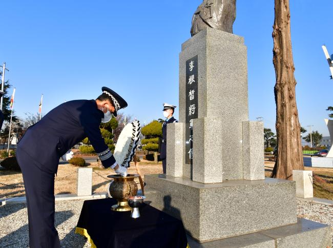 김정일(소장) 공군군수사령관이 3일 기지 내 이근석 장군 동상에 분향하고 있다.  사진 제공=한범희 원사(진)