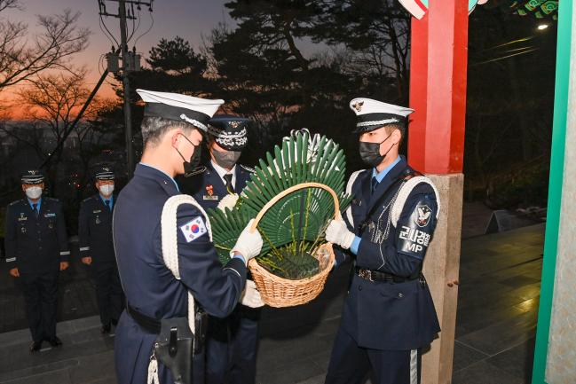 공군20전투비행단 박기완(준장) 단장이 3일 충남 서산시 충령각에서 헌화하고 있다.  부대 제공