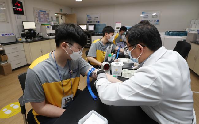 병무청이 강원·제주 등 9개 지방병무청의 검사횟수를 연 1회에서 연 2~3회로 확대하는 등 2022년도 달라지는 병역제도를 발표했다. 사진은 서울지방병무청에서 병역판정검사 대상자들이 채혈하는 모습. 양동욱 기자