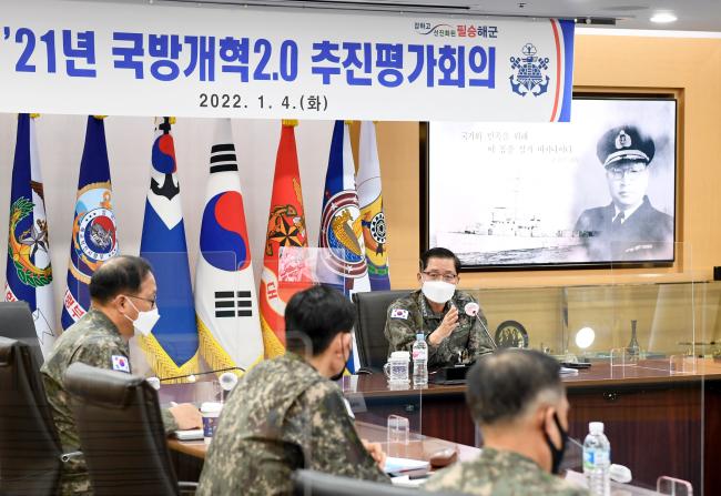 김정수 해군참모총장이 4일 계룡대 해군본부 통해실에서 열린 2021년 국방개혁 2.0 추진평가회의에서 화상으로 참여한 각급 부대 지휘관·참모, 국방개혁 업무 관계관 등에게 국방개혁 2.0 과제 완수를 주문하고 있다.  해군 제공 