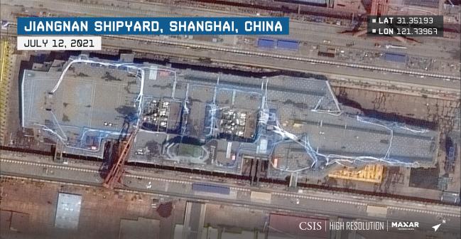 중국 상하이 창싱다오의 장난조선소에서 건조 중인 중국 해군 Type 003형 항공모함. 사진 = 미 국제전략문제연구원(CSIS) 『Progress Report on China’s Type 003 Carrier』
