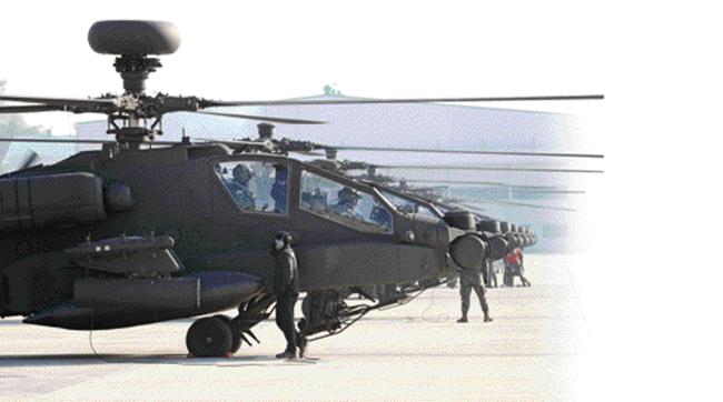 
육군항공사령부 901항공대대 AH-64E 아파치 가디언 공격헬기들이 6일 군사대비태세 확립 항공작전 기동훈련에서 이륙 준비를 하고 있다.