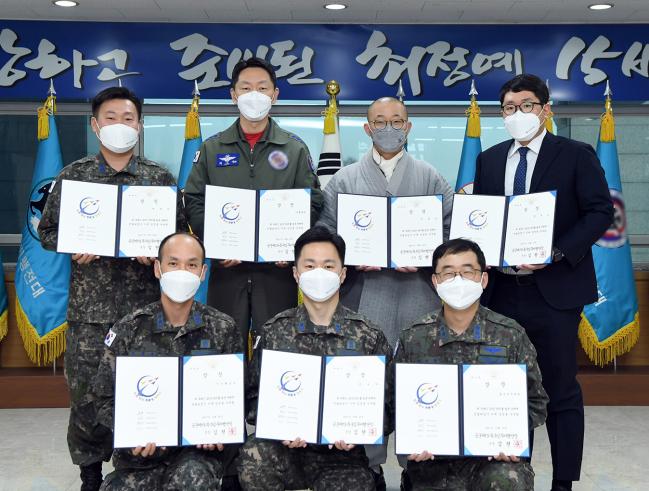 지난 7일 열린 공군15특수임무비행단 ‘2021년 15비를 빛낸 인물’ 시상식에서 수상자들이 상장을 들어보이고 있다.  사진 제공=박민건 하사