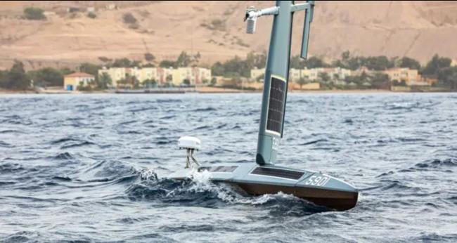 미 해군이 무인체계와 인공지능을 통합하기 위한 전담부대로 제59기동부대를 창설했다. 사진은 제59기동부대가 최근 홍해 아카바만에서 세일러드론 익스플로러 무인수상정을 시험하는 모습.  출처=janes.com