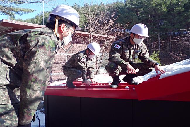 공군방공관제사 예하 8498부대 장병들이 안전점검의 날을 맞아 폭설 대비 시설물을 확인하고 있다.  부대 제공