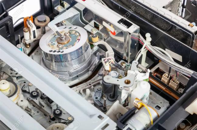 VCR 내부가 모터를 중심으로 복잡하게 연결돼 있다.  사진=위키미디어