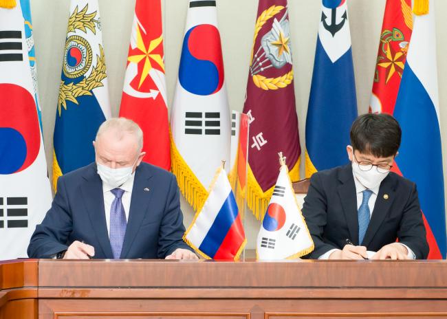 지난해 3월 29일 서울 용산 국방부에서 박재민(오른쪽) 국방부 차관과 알렉산드르 포민 러 국방차관이 제4차 한·러 국방전략대화에서 국방협력협정을 체결하고 있다. 이처럼 2021년 한국과 러시아는 국방 분야에서 의미 있는 성과를 창출했다.  국방부 제공 