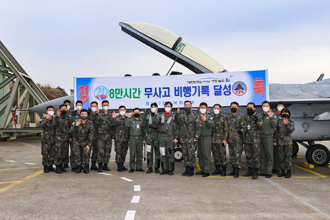 공군20전투비행단 157전투비행대대가 10일 8만 시간 무사고 비행기록을 달성해 박기완(준장) 비행단장과 부대원들이 기념사진을 찍고 있다. 사진 제공=고병재 하사