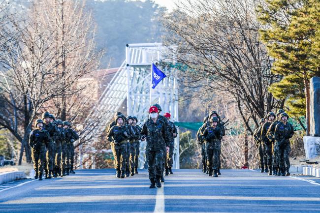 부사관학군단 후보생들이 뜀걸음을 하고 있다. 공군교육사는 올해 첫 기본군사훈련을 시작으로 정예 공군인 양성에 본격 돌입했다.  부대 제공