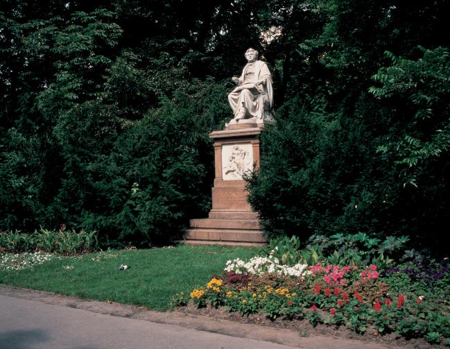 오스트리아 비엔나시립공원 내에 있는 슈베르트 기념상.  사진=이미지투데이