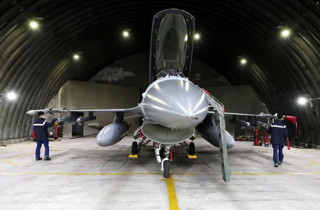 격납고에서 점검 대기 중인 F-16 전투기. 부대는 지속적인 점검으로 완벽한 항공작전을 수행한다.