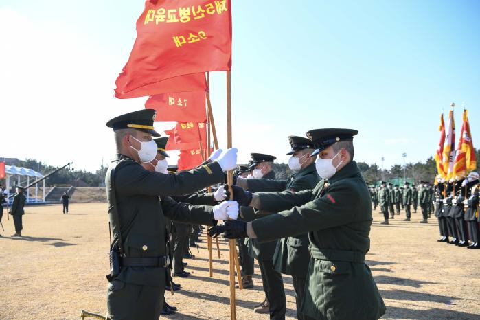 13일 해병대 교육훈련단 행사연병장에서 열린 병 1276기 수료식에서 1276기 신병들이 훈련교관에게 훈련기를 반납하고 있다.  부대 제공