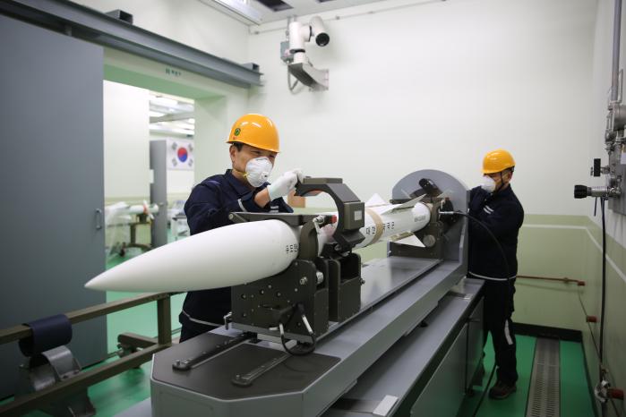 탄약지원사령부 유도탄정비공장 관계자들이 정비를 위해 입고된 천마 유도탄을 살펴보고 있다.