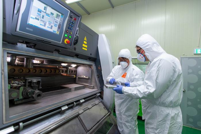 종합정비창 관계자들이 금속 3D프린터로 제작한 AH-1S 헬기 부품 상태를 확인하고 있다. 금속·비금속 3D프린터와 전문화한 작업장까지 갖춘 부대는 현재 종합정비창이 유일하다.