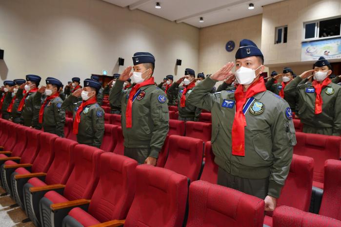 공군1전투비행단 21-3차 고등비행교육과정 수료식에서 신임 조종사들이 경례하고 있다. 사진 제공=서진철 상사