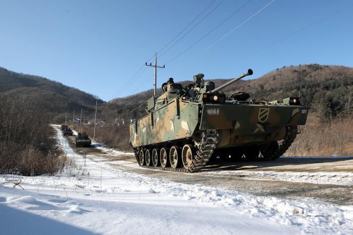 육군11기동사단 사자여단 K21 보병전투차량이 육군과학화전투훈련단 훈련장에서 기동하고 있다. 여단은 10일부터 14일까지 KCTC 훈련장에서 고강도 혹한기 전술훈련으로 장병들의 동계작전 수행 능력을 배양하고 있다.  양동욱 기자