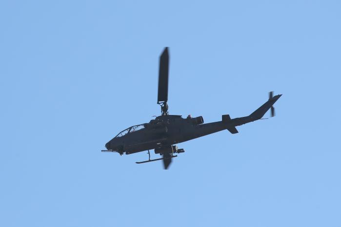 사자여단 혹한기 전술훈련이 진행 중인 육군과학화전투훈련단 훈련장 상공에서 비행 중인 AH-1S 코브라 공격헬기.