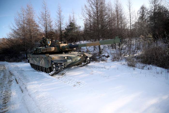 사자여단 K2 전차가 눈 쌓인 육군과학화전투훈련단 훈련장에서 기동 명령을 기다리고 있다. 