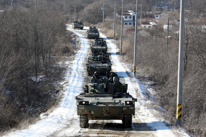 사자여단 K21 보병전투차량들이 훈련장에서 줄지어 기동하고 있다.