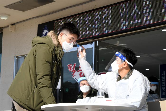 해군사관학교 80기 예비사관생도가 13일 충무기초훈련 참가를 위해 학교에 들어서기에 앞서 유전자증폭검사를 받고 있다.  부대 제공