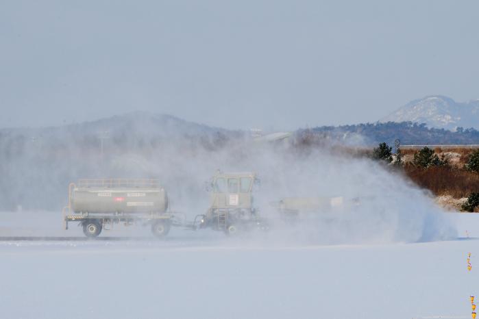 공군20전투비행단 특수제설차량 SE-88이 13일 기지 내 활주로에서 제설작전을 펼치고 있다.  사진 제공=서복남 원사