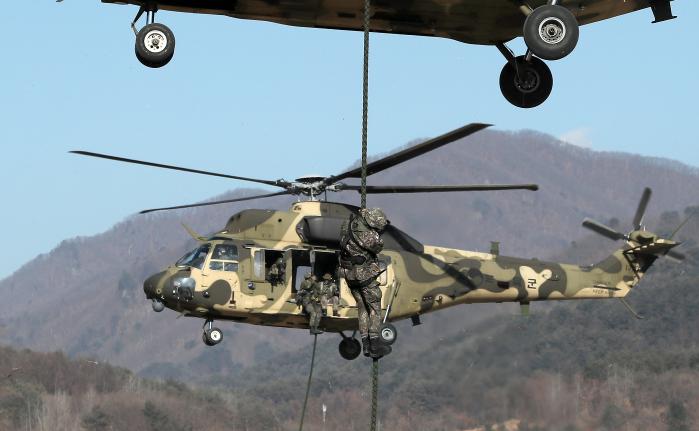 육군27보병사단 예하 보병여단 수색중대 장병들이 13일 강원도 화천군 일대에서 수리온(KUH-1) 헬기를 활용한 급속 헬기 로프 하강 훈련을 하고 있다.
