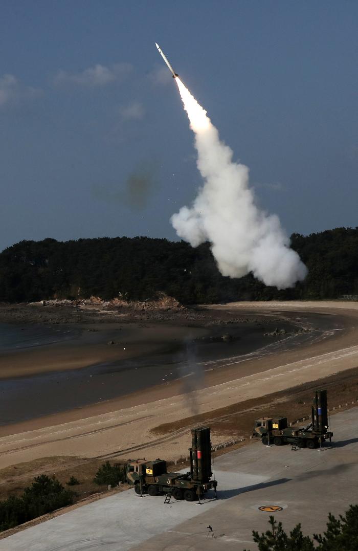 공군방공유도탄사령부 장병들이 충남 보령 공군 사격지원대에서 지대공 유도탄 ‘천궁’을 발사하는 모습.  이경원 기자