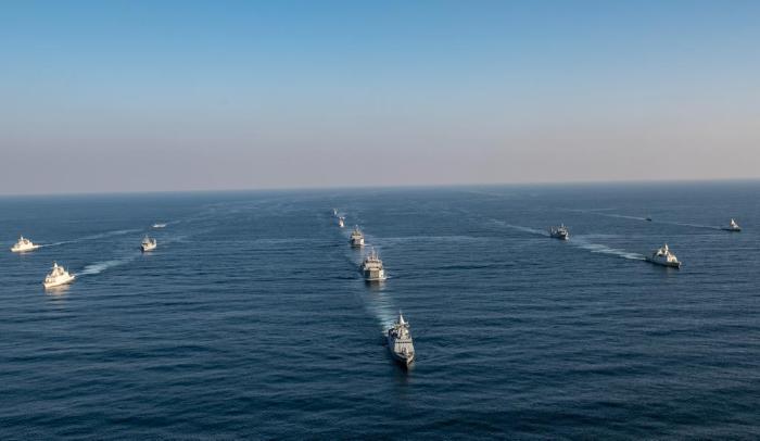 UAE 해군 함정들이 합동에미리트방패/50 훈련에 참가, 전투단 기동을 하고 있다. WAM 유튜브 영상 캡처