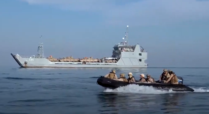 UAE 해군의 상륙정(LCU)이 차륜형 수륙양용장갑차를 싣고 상륙해안으로 향하고 있다. WAM 유튜브 영상 캡처