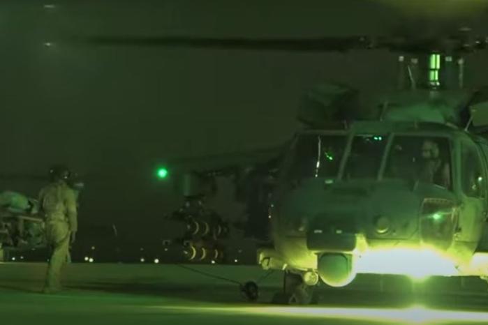 UAE 공군이 운용하는 헬기들이 13일 야간공격을 위해 출격준비를 하고 있다. WAM 유튜브 영상 캡처 