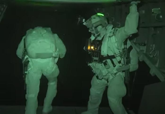 13일 밤 야간침투를 위해 수송기에서 강하하고 있는 UAE 공수부대원. WAM 유튜브 영상 캡처
