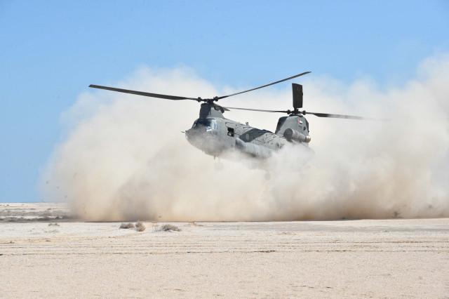 합동에미리트방패-50훈련에서 공중강습에 나선 병력을 싣고 이륙하는 CH-47헬기. WAM 웹사이트. 