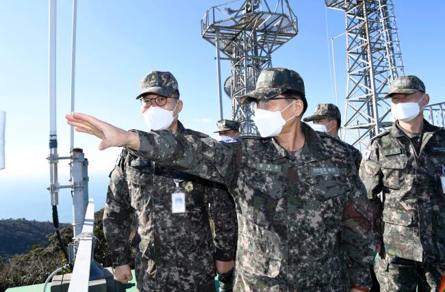김정수(가운데) 해군참모총장이 지난 14일 거문도 해상감시장비운용대에서 경계작전 대비태세를 점검하고 있다.  해군 제공