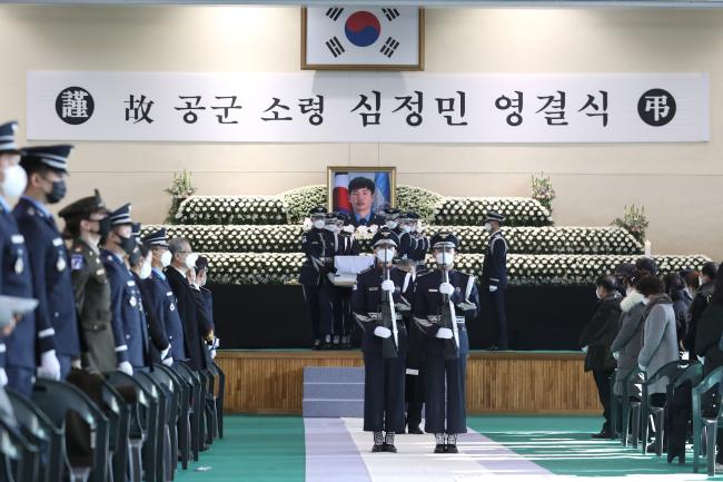 지난 14일 공군10전투비행단에서 엄수된 ‘고(故) 공군 소령 심정민 영결식’에서 공군의장대 장병들이 고인의 영현을 봉송하고 있다. 살신성인 정신으로 조국 하늘을 수호하다 순직한 심 소령은 이날 국립대전현충원에 안장돼 영면에 들어갔다.  조종원 기자 