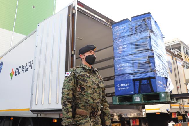 육군특수전사령부 백신호송팀이 새로운 코로나19 백신유통체계 검증 모의훈련에서 경계지원을 하고 있다.