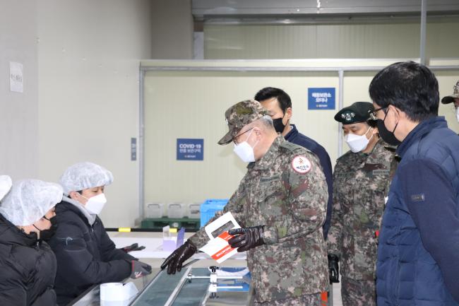 이대웅(육군소장·오른쪽 셋째) 코로나19 백신수송지원본부장이 코로나19 백신유통체계 검증 모의훈련에서 업체 담당자들과 백신유통절차를 확인하고 있다.