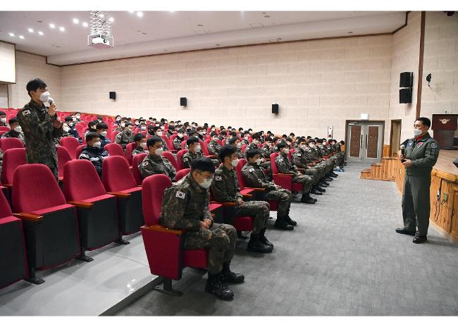 공군38전투비행전대 병사들이 지난 13일 소통 간담회에 참석해 애로·건의사항을 개진하고 있다.  사진 제공=유영임 상사