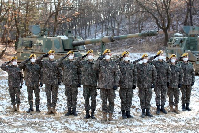2021년 육군 최정예 300전투원 최정예 포술팀에 선정된 육군7포병여단 태풍대대 1포대 장병들이 황금베레모를 쓰고 경례하고 있다.