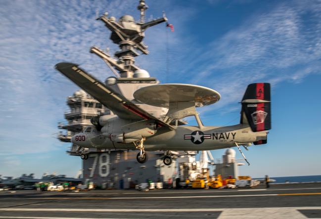 E-2C 호크아이가  미 해군의 포드급 항모 제럴드 포드(CVN 78)함으로의 착륙을 준비하고 있다. 사진 = 미 해군 홈페이지
