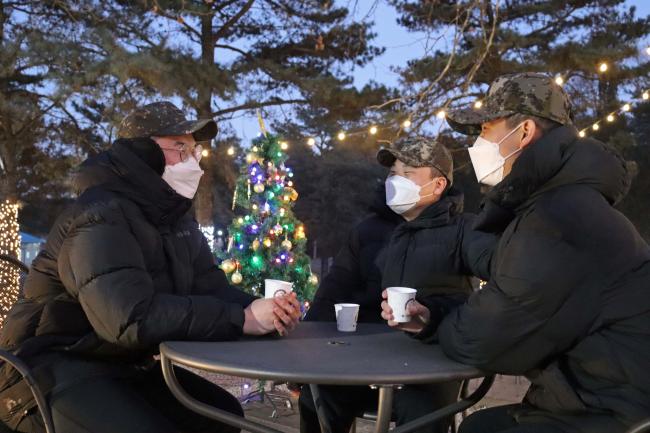 육군28보병사단 돌풍여단 장병들이 힐링캠핑장에서 차를 마시며 담소를 나누고 있다. 
 사진 제공=이연주 하사