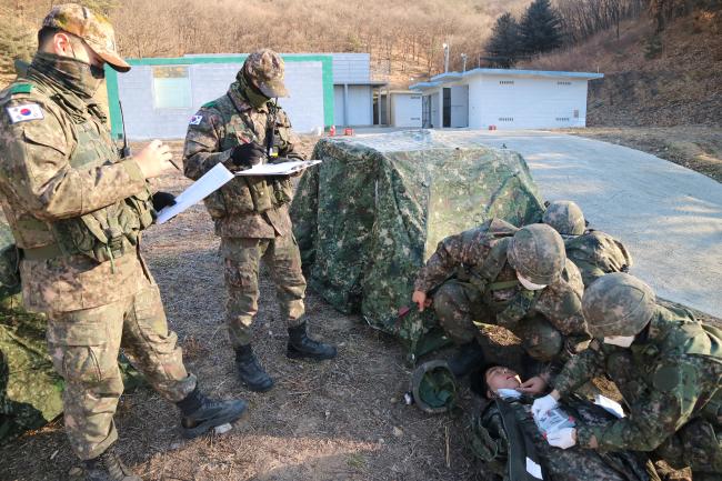 육군56사단 용마여단 강북대대 장병들이 전투부상자 처치훈련에서 교전 중 처치 과제를 평가받고 있다.
  사진 제공=서승철 대위