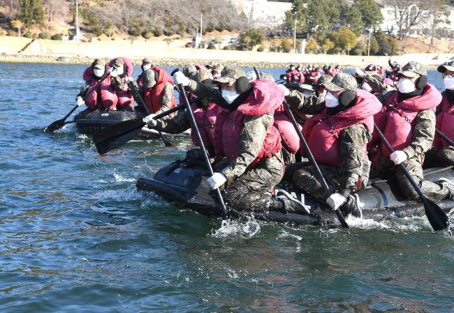 274기 해군 부사관 후보생들이 18일 진해 군항 해상에서 소형 고무보트 훈련을 하고 있다. 사진 제공=강승연 하사
