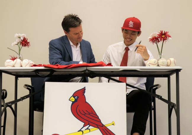 조원빈(오른쪽)이 세인트루이스 카디널스 단장 특별 보좌 맷 슬레이터를 만나 계약서에 사인하는 모습. 
 사진 제공 = 에이전시 GSI