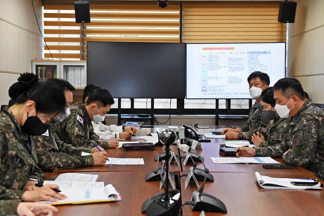 18일 공군이 개최한  ‘2022년 미세먼지 종합관리 추진계획 회의’에 참석한 각 분야 담당자들이 올해 중점 추진계획을 논의하고 있다.  공군 제공