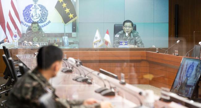 김정수(오른쪽) 해군참모총장이 19일 오후 서울 용산구 국방부 회의실에서 유도 마르고노 인도네시아 해군참모총장과 취임 후 첫 공조 통화를 하고 있다. 양국 총장은 군사교류·방산협력 등 다양한 분야에서 긴밀히 협력해 나가기로 했다. 해군 제공